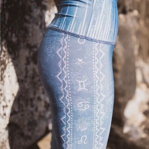 Blue and white astrology Onzie yoga leggings. worn once. XS